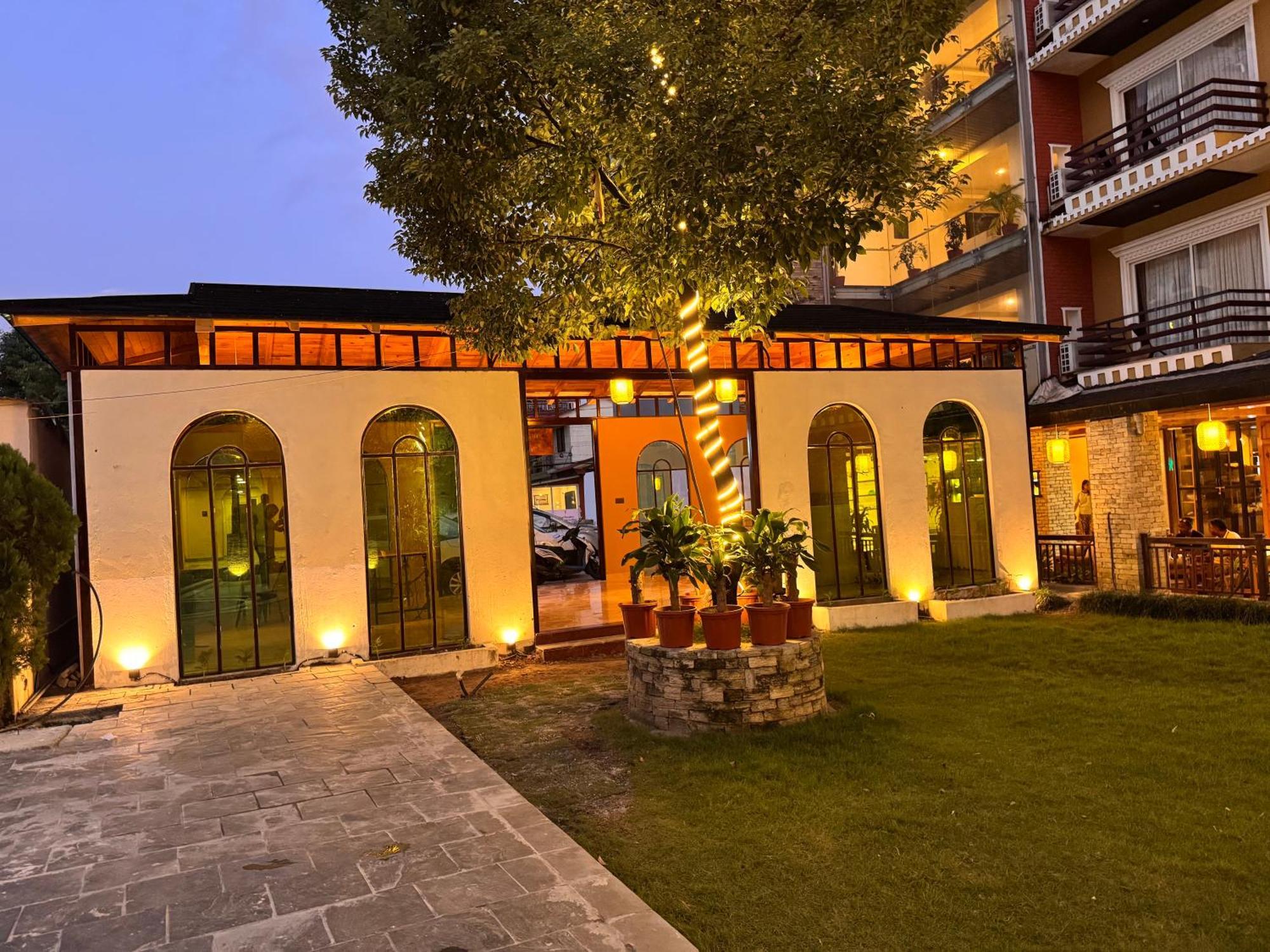 Bodhi Suites Boutique Hotel And Spa Pokhara Exteriör bild